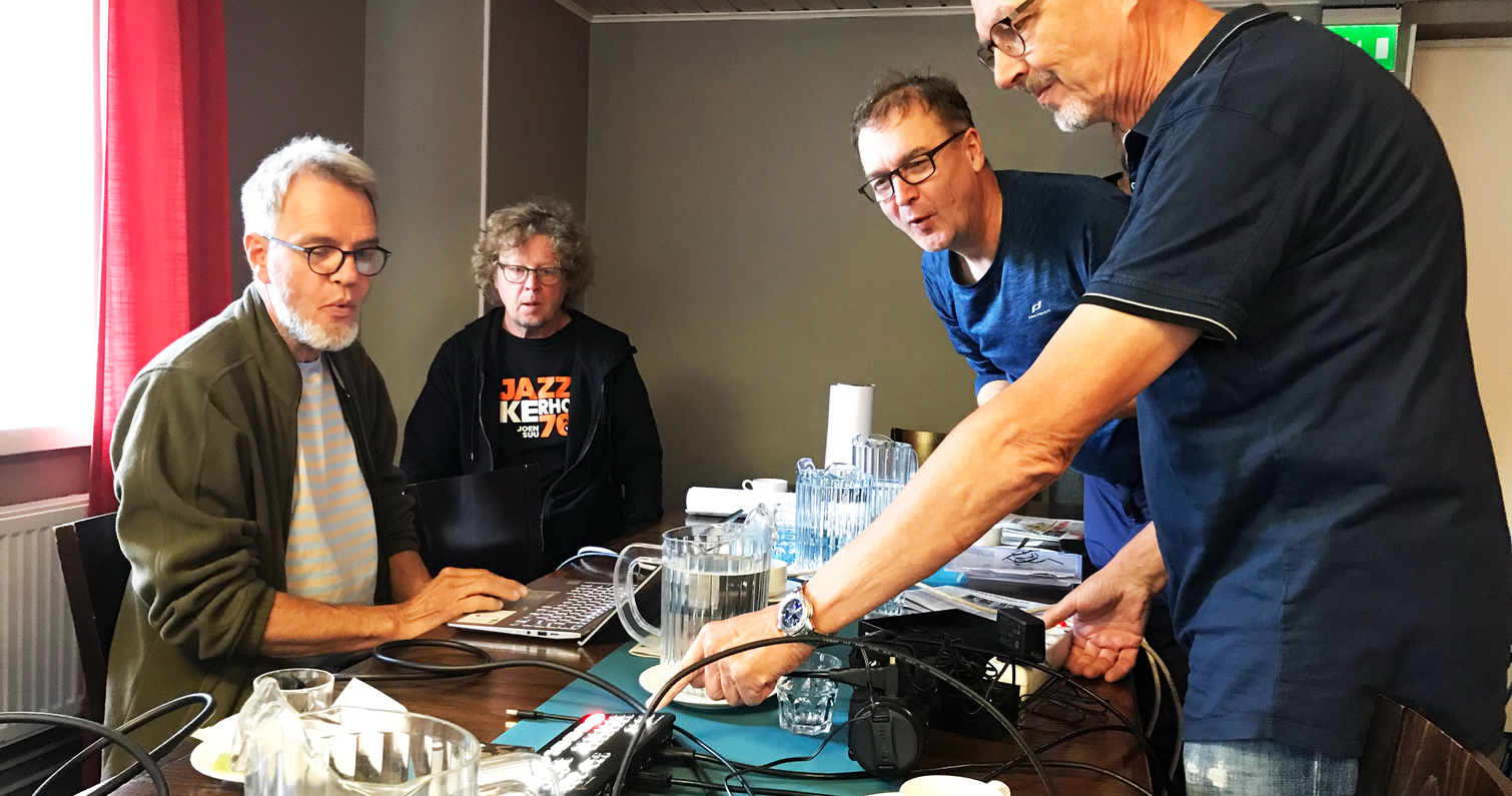 Hallituksen iskuryhm&auml; tutustumassa striimauksen jaloihin saloihin