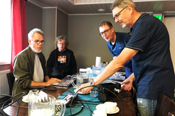 Hallituksen iskuryhm&auml; tutustumassa striimauksen jaloihin saloihin